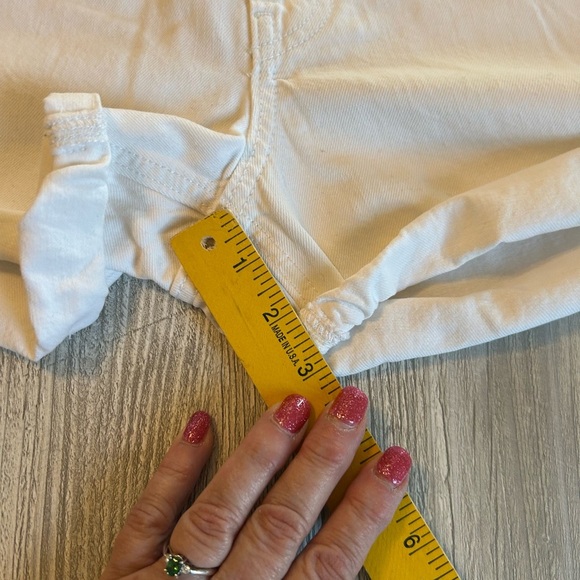 Old Navy Women's White Cuffed 3 Inch Inseam Mid Rise Denim Shorts 2 100% Cotton. - Picture 8 of 8